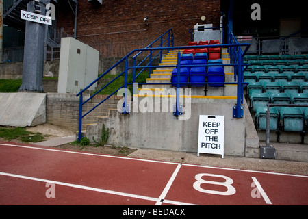 Signe de dire aux gens de garder hors du terrain au stade de l'athlétisme et de football Withdean, Brighton, East Sussex, UK. Banque D'Images