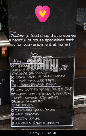 Tableau des signes et des menus à l'extérieur de coeur Buchanan épicerie fine et café sur Byres Road dans le West End de Glasgow. Banque D'Images