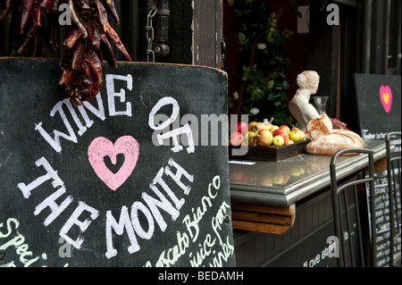 Tableau des signes et des menus à l'extérieur de coeur Buchanan épicerie fine et café sur Byres Road dans le West End de Glasgow. Banque D'Images