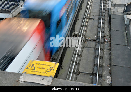 Panneau d'avertissement et de tramway, Cologne, Rhénanie du Nord-Westphalie, Allemagne, Europe Banque D'Images