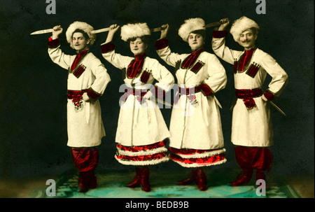 Photographie historique, le chant et la danse tcherkesse, groupe autour de 1920 Banque D'Images