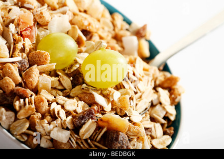 Musli aux fruits et les raisins dans un bol Banque D'Images