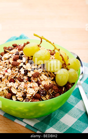 Chocolat muesli et les raisins dans un bol Banque D'Images