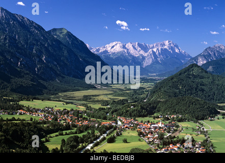 Photo aérienne, Eschenlohe, vallée de la Loisach, Loisachtal, Werdenfelser Land, Wetterstein, gamme de Werdenfels, Haute-Bavière, Allemand Banque D'Images