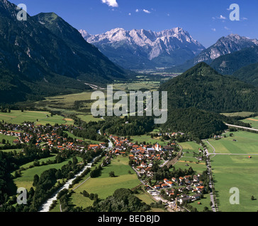 Photo aérienne, Eschenlohe, vallée de la Loisach, Loisachtal, Werdenfelser Land, Wetterstein, gamme de Werdenfels, Haute-Bavière, Allemand Banque D'Images