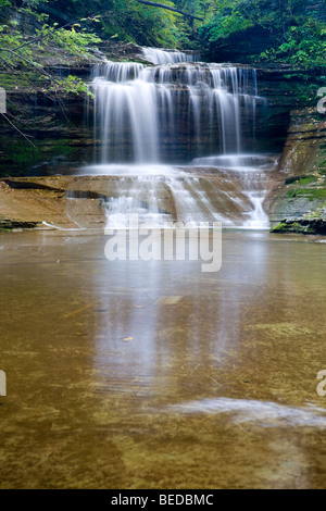 Une chute dans la gorge à Buttermilk Falls State Park, Ithaca, New York Banque D'Images