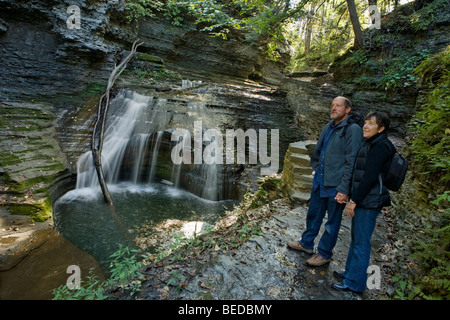 Un couple sur le sentier de la gorge à Buttermilk Falls State Park, Ithaca, New York Banque D'Images