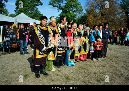 Paris, France - Portrait de groupe, les Tibétains habillés en costumes traditionnels au Festival tibétain, Banque D'Images