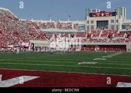 Le nouveau Indiana University Memorial Stadium lors d'un match de football. Banque D'Images