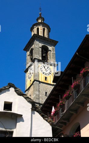 Clocher de l'église paroissiale de San Gottardo, Intragna, Centovalli, Tessin, Suisse, Europe Banque D'Images