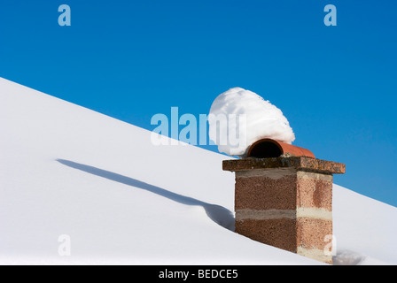 Neige sur une cheminée en brique sous un ciel bleu, Grisons, Suisse, Europe Banque D'Images