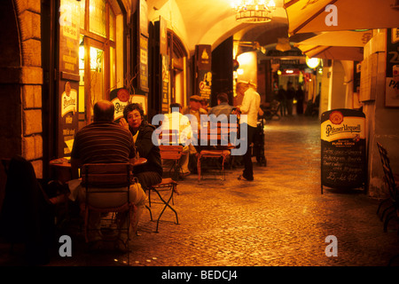 Restaurant sous les arcades de la Mala Strana, Prague, Tchéquie, Europe Banque D'Images