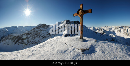 Croix au sommet du Mt Steinkarspitze, panorama de montagnes, Kelmen, Namlos, Ausserfern, Tyrol, Autriche, Europe Banque D'Images