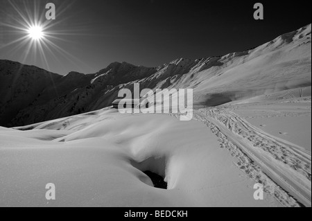 Piste de ski alpin et cabane dans les montagnes enneigées, Tm, Gruenhorn Vallée de Kleinwalsertal, l'Autriche, Europe Banque D'Images