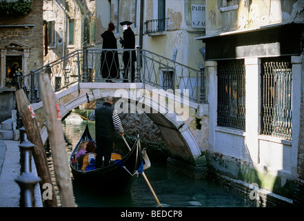 Des masques dans les ruelles, Carnaval de Venise, Vénétie, Italie, Europe Banque D'Images