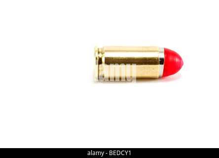 Un seul 9mm bullet isolated on white Banque D'Images