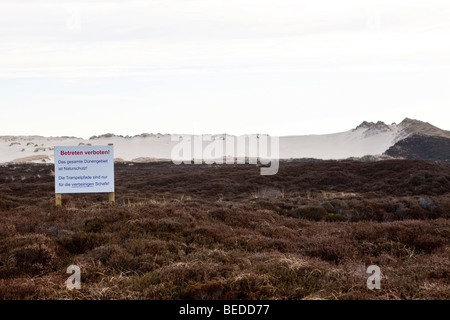 L'errance dunes près de liste avec panneau "Betreten verboten', marcher sur l'herbe, l'île de Sylt, Frise du Nord, Schleswig-Holstein, Allemagne Banque D'Images