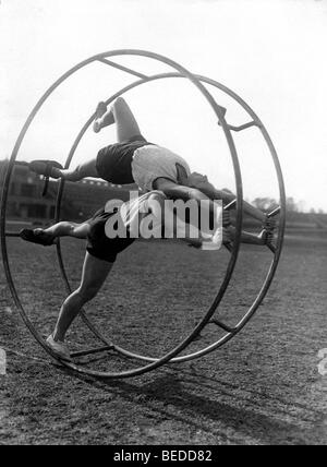 Photographie historique, les femmes faisant de la gymnastique, autour de 1929 Banque D'Images