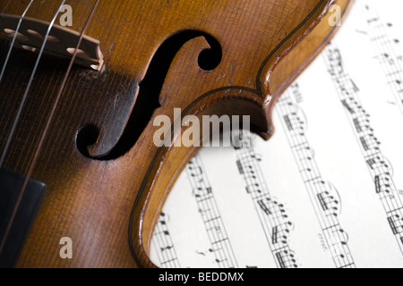 De gros plan sur l'ancien violon partitions de Mozart Banque D'Images