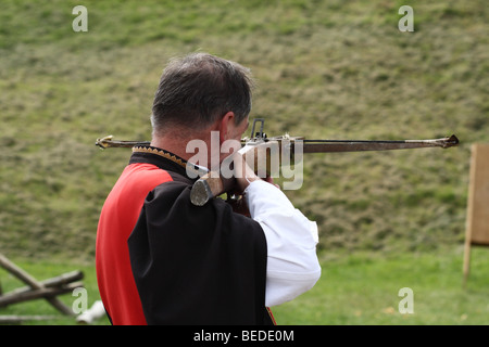 La concurrence à l'arbalète. Medieval festival en plein air dans les ruines du château d'Ogrodzieniec. La Pologne. Banque D'Images