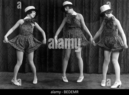 Photographie historique, trois femmes faisant le twist, autour de 1925 Banque D'Images