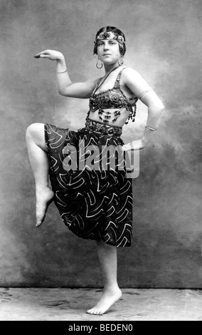 Photographie historique, femme danser comme un Égyptien, vers 1922 Banque D'Images