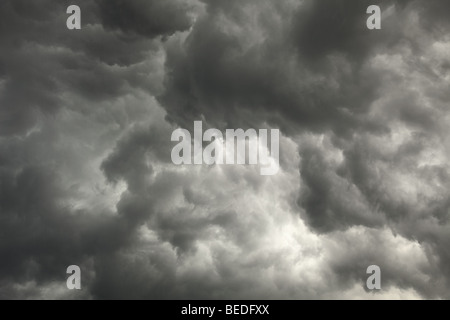 Le ciel sombre précédant une tempête avec des nuages de fond Banque D'Images