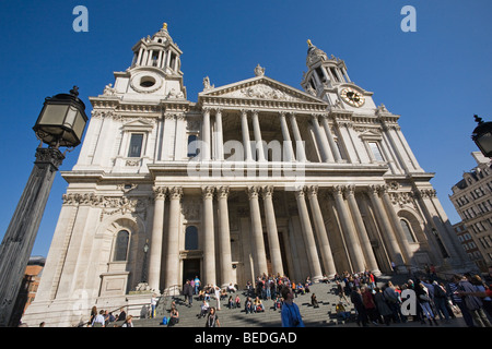 Façade de la cathédrale Saint-Paul de Londres Angleterre GO UK Banque D'Images