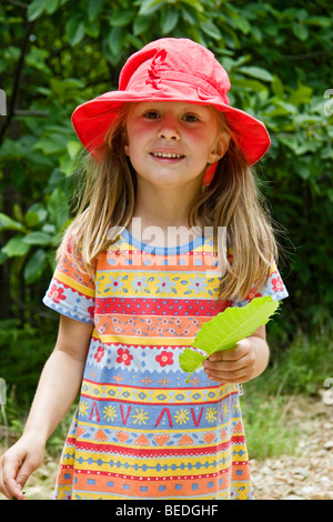 Jeune fille portant un chapeau de soleil Banque D'Images