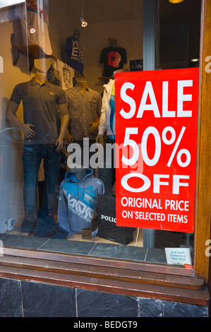 Avis de vente de vêtements dans la fenêtre boutique en ville de Newport South Wales UK Banque D'Images