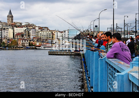 Le pont de Galata avec hommes turcs la pêche dans la région de Golden Horn du Bosphore. Banque D'Images