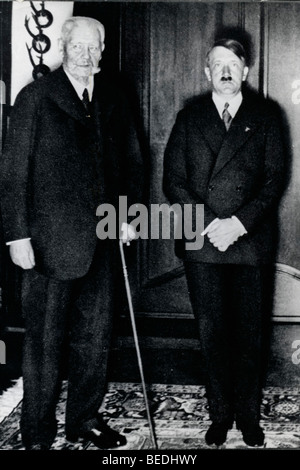 Jan 10, 1933 ; Berlin, Allemagne ; Allemagne Le Président du Reich Paul von Hindenburg (L) accepte Adolf Hitler comme chancelier de l'Allemagne sur Banque D'Images