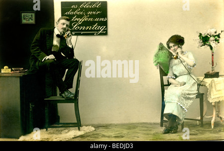 Photographie historique, couple phoning, es bleibt dabei, wir treffen uns am Sonntag, nous vous rencontrez le dimanche, comme prévu, vers 1915 Banque D'Images