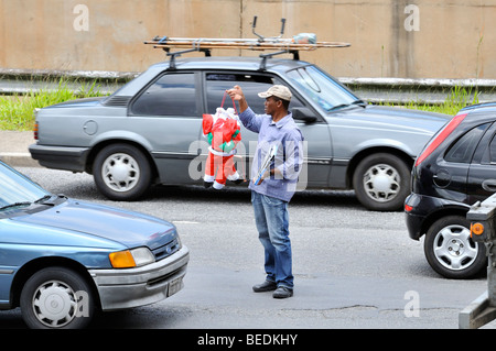 Vente homme père noël poupées dans un embouteillage, Bras, Sao Paulo, Brésil, Amérique du Sud Banque D'Images