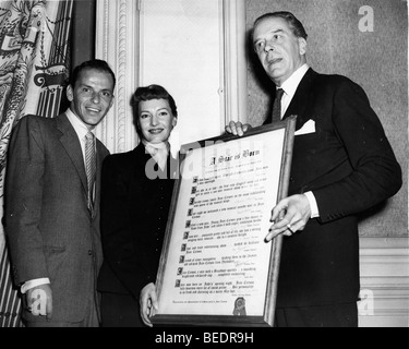 Frank Sinatra, Jack Buchanan et Jean Carson avec un rouleau d'avis voyageurs Banque D'Images