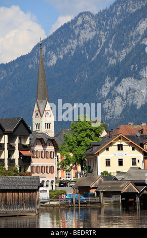 Église et maisons à Hallstatt, Lake Hallstaetter, Salzkammergut, Haute Autriche, Autriche, Europe Banque D'Images