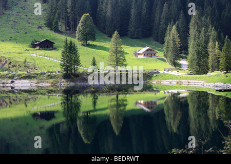 Cabanes sur le Klacklalm alpage reflète dans le lac de Gosau, Salzkammergut, Haute Autriche, Autriche, Europe Banque D'Images