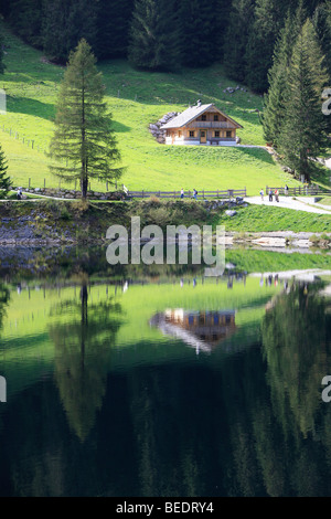 Hutte sur le pâturage alpin de Klacklalm se reflète dans le lac Gosau, Salzkammergut, haute-Autriche, Autriche, Europe Banque D'Images