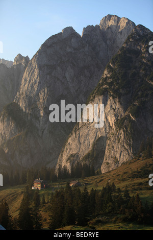 Chalet de montagne en face de Donnerkogel Mountain, de montagnes Gosaukamm, Salzkammergut, Haute Autriche, Autriche, Europe Banque D'Images