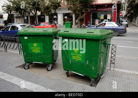 Poubelles commerciale sur la route de Thessalonique Grèce centrale Banque D'Images