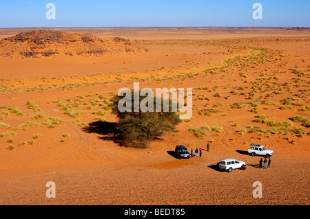 Trois jeeps de touristes perdus sur un voyage dans les profondeurs du Sahara, la Libye, l'Afrique Banque D'Images