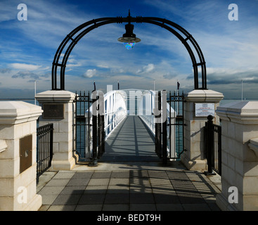 Trinity landing pontoon, Cowes, île de Wight, Angleterre, Royaume-Uni. Banque D'Images