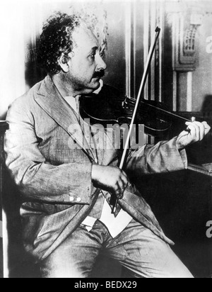 5507535 (900324) Le professeur Albert Einstein , amerikanischer Physiker (deutscher (14.03.1879 - 18.04.1955), spielt Banque D'Images