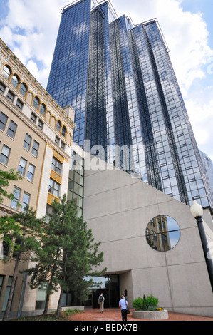 Le Amway Grand Plaza Hotel, vu de Riverwalk Banque D'Images