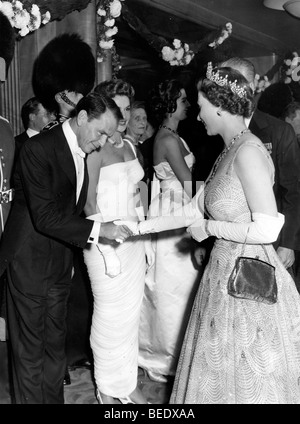 Frank Sinatra répond à la reine Elizabeth II lors d'une premiere film royal Banque D'Images