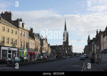 Montrose high street avec flèche de son clocher, Angus scotland octobre 2009 Banque D'Images