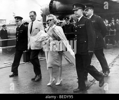 Marilyn Monroe Starlet avec mari Arthur Miller arrivant à Londres Banque D'Images