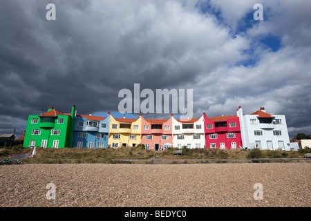 Maisons colorées au bord de la plage. Banque D'Images