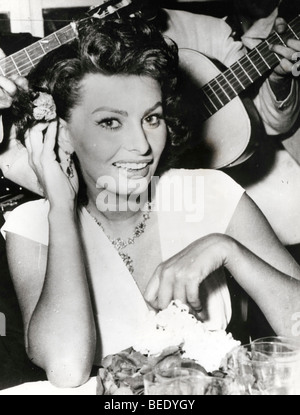 20 Sep 1956 - Athènes, Grèce - Actrice SOPHIA LOREN avec une fleur dans les cheveux, annonces rôle dans 'un garçon sur un dauphin' d'être tournés en Banque D'Images