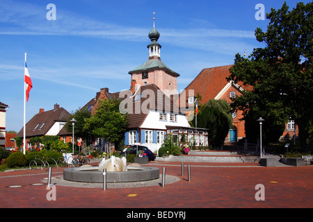 Place du marché de Schoenberg, fontaine, maisons historiques, l'église et de l'protestang Schleswig-Holstein drapeau, Probstei, Ploen district, Banque D'Images